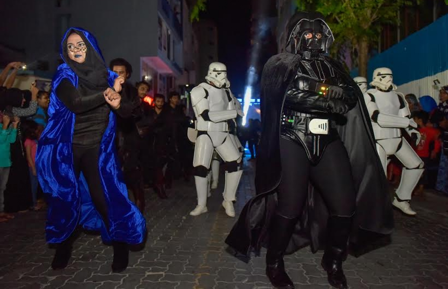 ސްޓެލްކޯއިން ތައްޔާރުކުރި ސްޓާ ވޯޒްގެ ކެރެކްޓާތަކެއް މަގުމަތީގައި. --މިހާރު ފޮޓޯ:މުހައްމަދު ޝަރުހާން