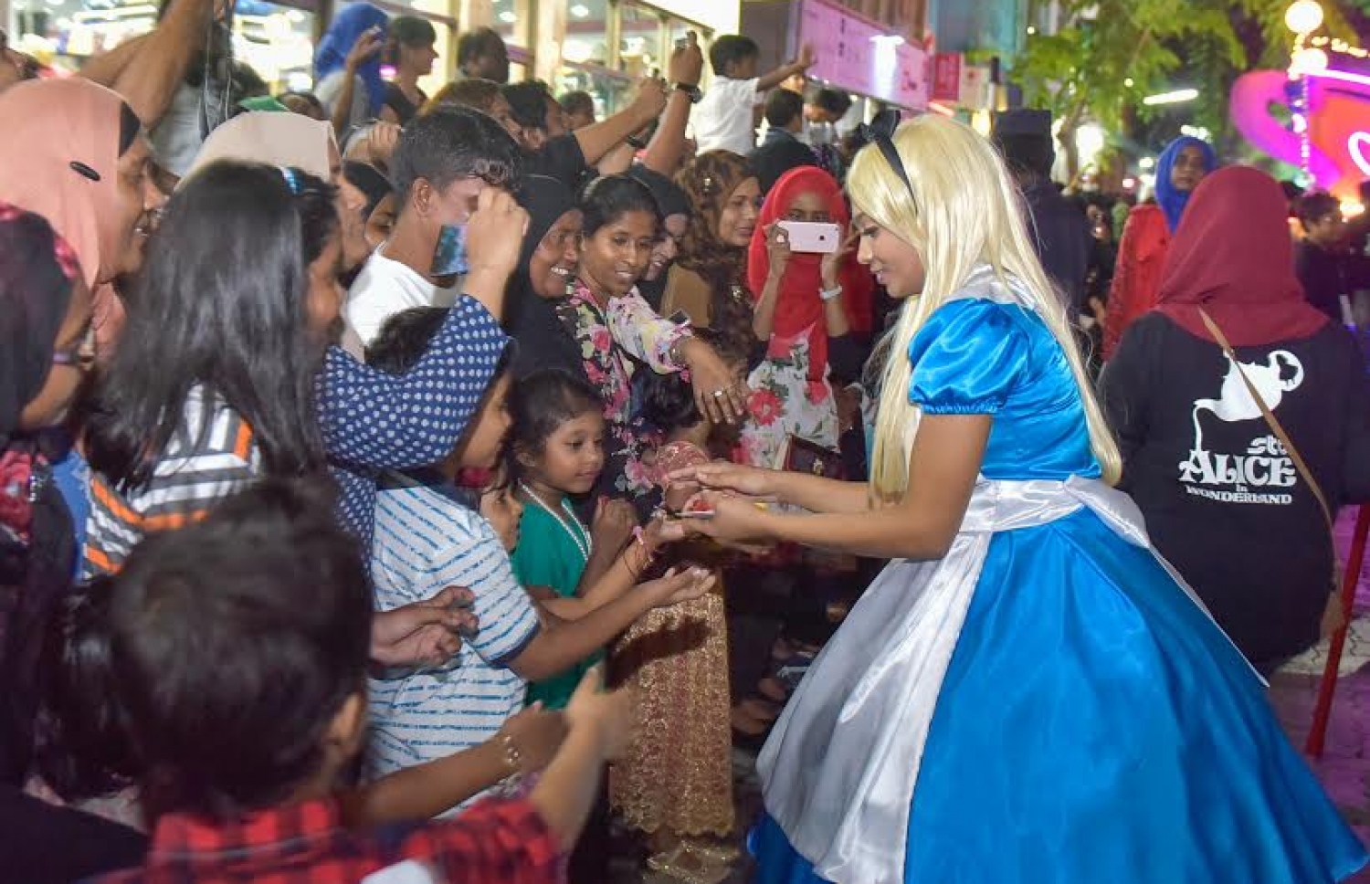 އެސްޓީއޯއިން ތައްޔާރުކުރި ފުޅަނދުގައި "އެލިސް" މީހުންނާ ސަލާންކުރަނީ. --މިހާރު ފޮޓޯ:މުހައްމަދު ޝަރުހާން