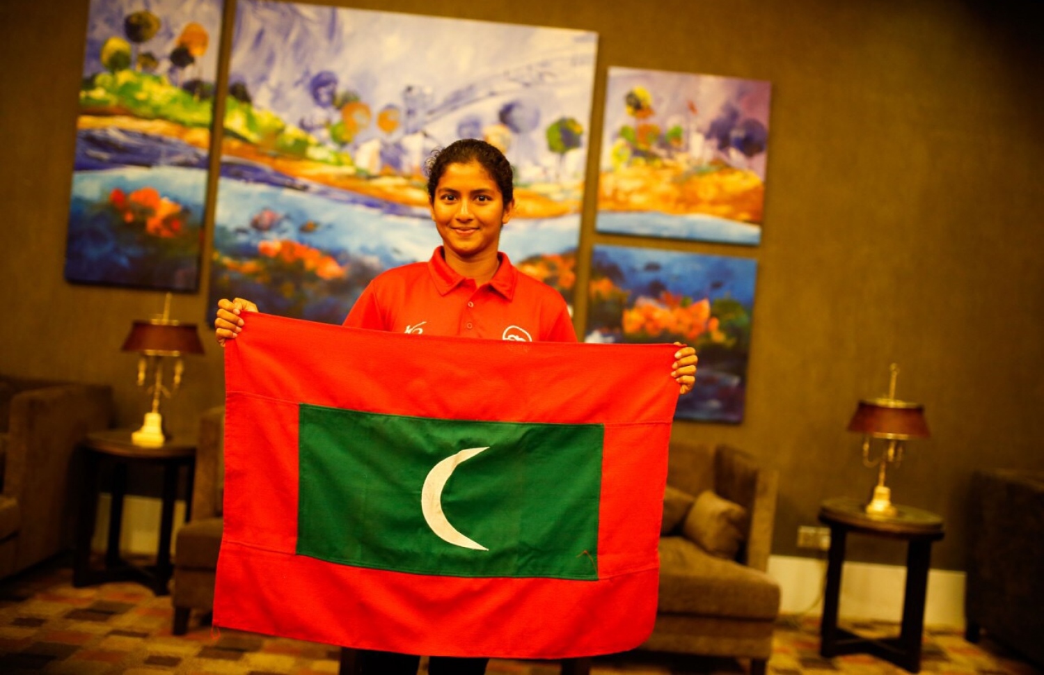 އޮލިމްޕިކް ގޭމްސްގައި ރާއްޖޭގެ ދިދަ އުފުލުމަށް ހަމަޖެހިފައިވާ ސަޖަން ދިދައާ އެކު. --ފޮޓޯ: ހުސެއިން ސިނާން/ އިމޭޖަސް އެމްވީ