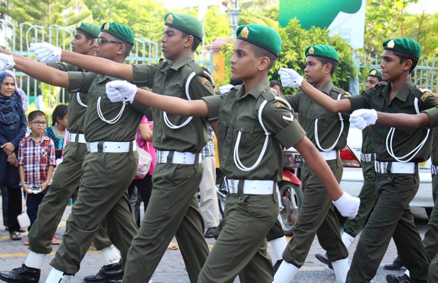 މިދިޔަ އަހަރުގެ މިނިވަން ދުވަސް ފާހަގަކުރަން ބޭއްވި ޕެރޭޑުގައި ސްކޫލު ދަރިވަރުންތަކެއް ބައިވެރިވަނީ.--ފޮޓޯ:އެޑިއުކޭޝަން މިނިސްޓްރީ