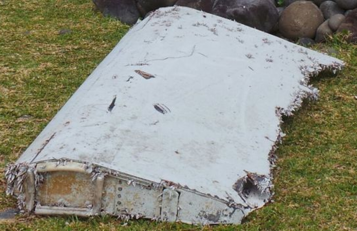 އެމްއެޗް370 ގެ ބައިތައް ކަމަށް ބެލެވޭ އެއްޗެހި އެކި ގައުމުތަކުން ވަނީ ފެނިފައި. --ފޮޓޯ:ރޮއިޓާސް