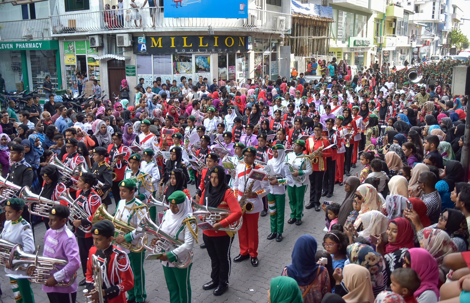 މިނިވަން ދުވަހާ ގުޅުވައިގެން ބޭއްވި ޕެރޭޑުގައި ސްކޫލް ކުދިން ބައިވެރިވަނީ: ބުލީގެ ސަބަބުން ދަރިވަރުން އިތުރު ހަރަކާތްތަކުގައި ބައިވެރިވުމަށް ފަސްޖެހޭ --ފޮޓޯ: މުހައްމަދު ޝަރުހާން / މިހާރު