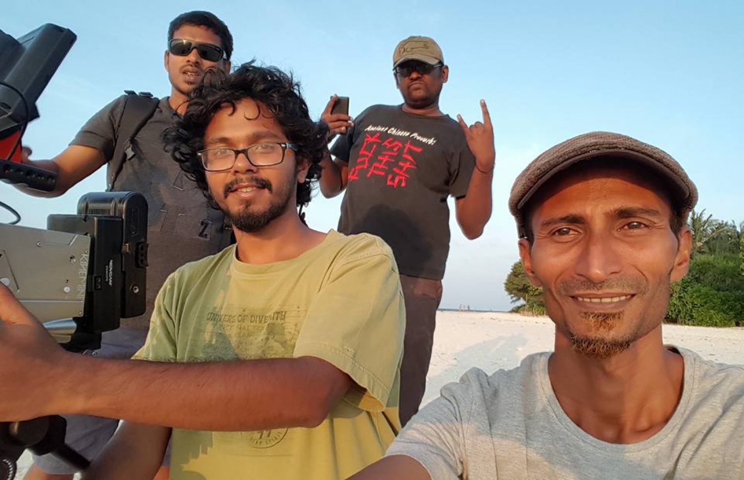 މަދޮށިޕްގެ ސީއީއޯ އަދި "ބަގަޅޭ" ގެ ޕްރޮޑިއުސަރު އާރިފް (ކ) އެކު ޓީމްގެ ބައެއް މެމްބަރުން މަސައްކަތުގައި.