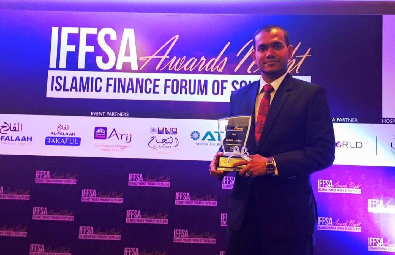 އިސްލާމިކް ފައިނޭންސްގެ ދާއިރާއިން ހައްޖު ކޯޕަރޭޝަނަށް ލިބުނު އެވޯޑާ އެ ކޯޕަރޭޝަނުގެ ބޯޑް މެމްބަރު މުހައްމަދު ރިޒާ ފޮޓޯއަކަށް ހުއްޓިގެން.-- ފޮޓޯ: ހައްޖު ކޯޕަރޭޝަން