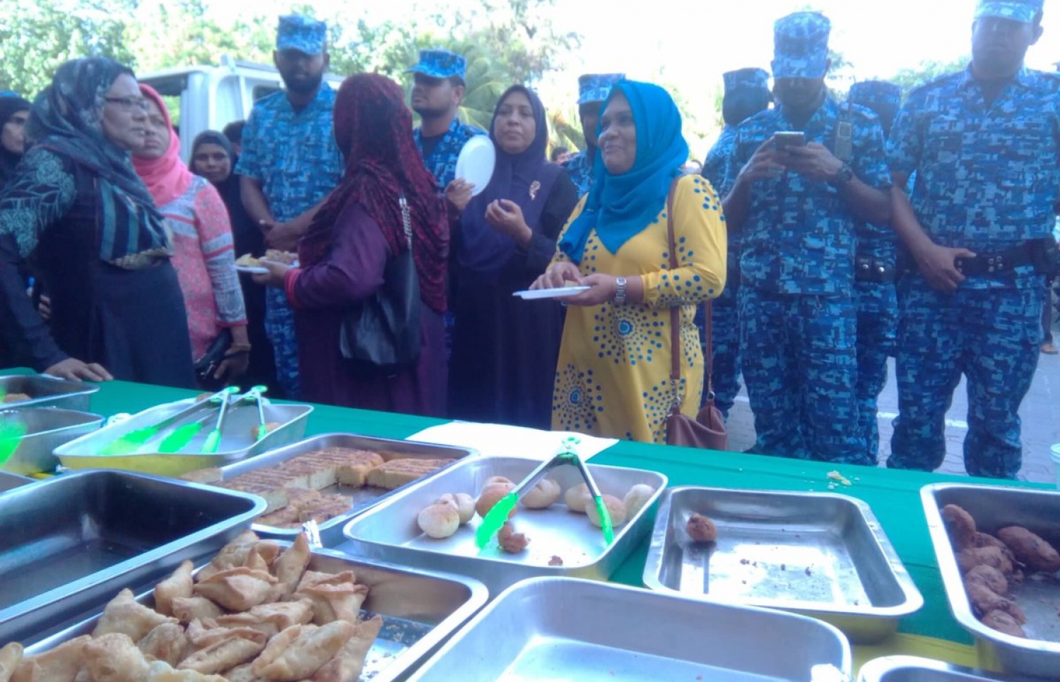 އިދިކޮޅު އިއްތިހާދުން މިއަދު ހަވީރު ބޭއްވި ސަޔަށް ފުލުހުން ހުރަސް އަޅަނީ.-- ފޮޓޯ: އެމްޑީޕީ