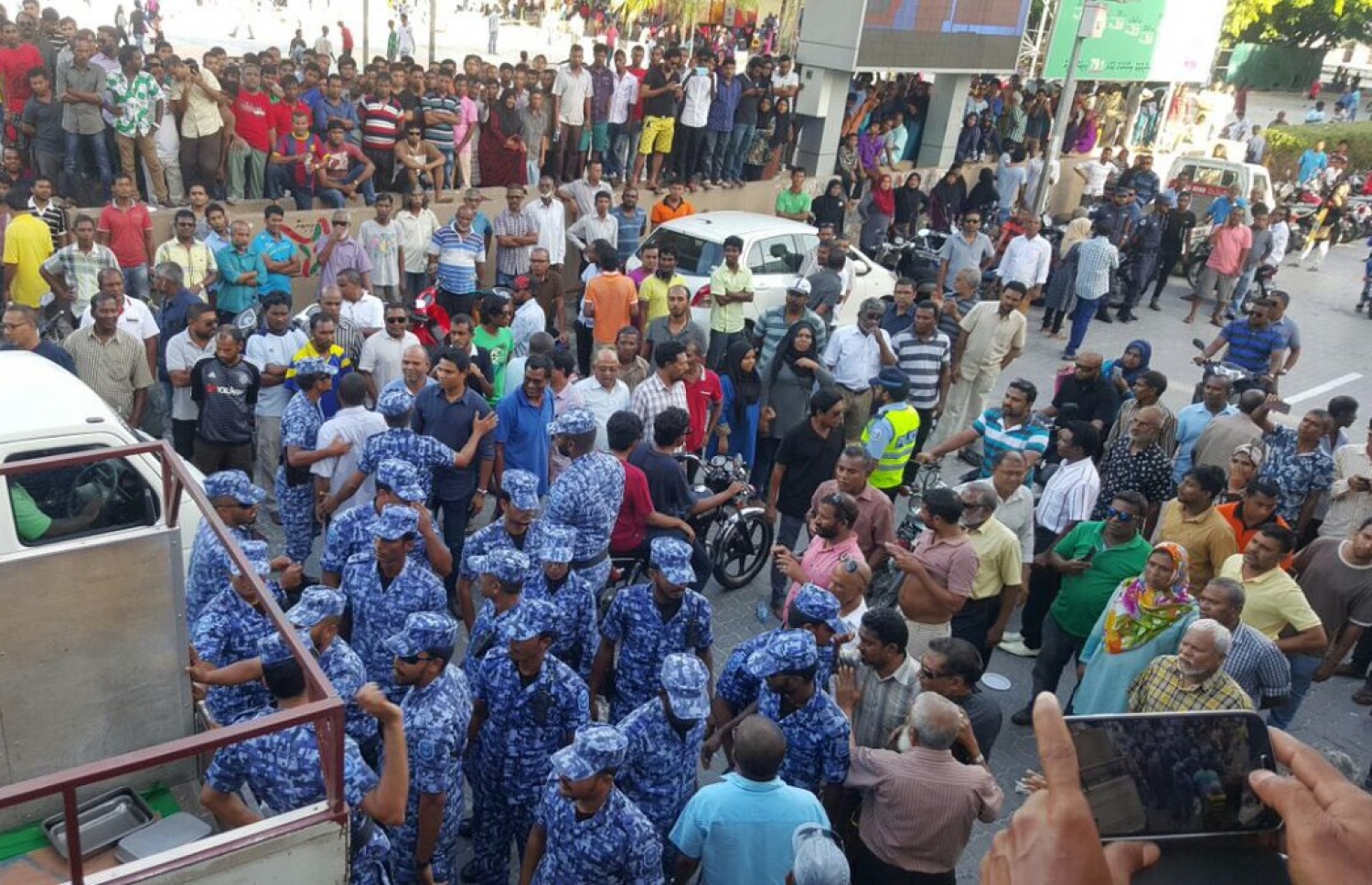 އިދިކޮޅު އިއްތިހާދުން މިއަދު ހަވީރު ބޭއްވި ސަޔަށް ފުލުހުން ހުރަސް އަޅަނީ.-- ފޮޓޯ: އެމްޑީޕީ