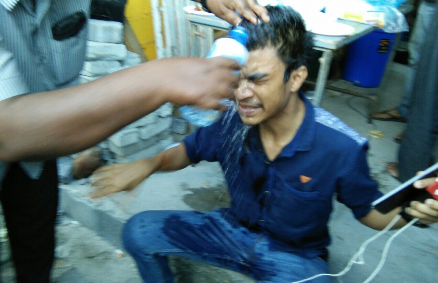 އިދިކޮޅު އިއްތިހާދުން މިއަދު ހަވީރު ބޭއްވި ސަޔަށް ފުލުހުން ހުރަސް އަޅައި ޕެޕަ ސްޕްރޭ ޖެހިިއިރު އޭގެ އަސަރު ކުރި ރާއްޖެ ޓީވީގެ ނޫސްވެރިޔާގެ މޫނަށް ފެން އަޅަނީ.-- ފޮޓޯ: އެމްޑީޕީ