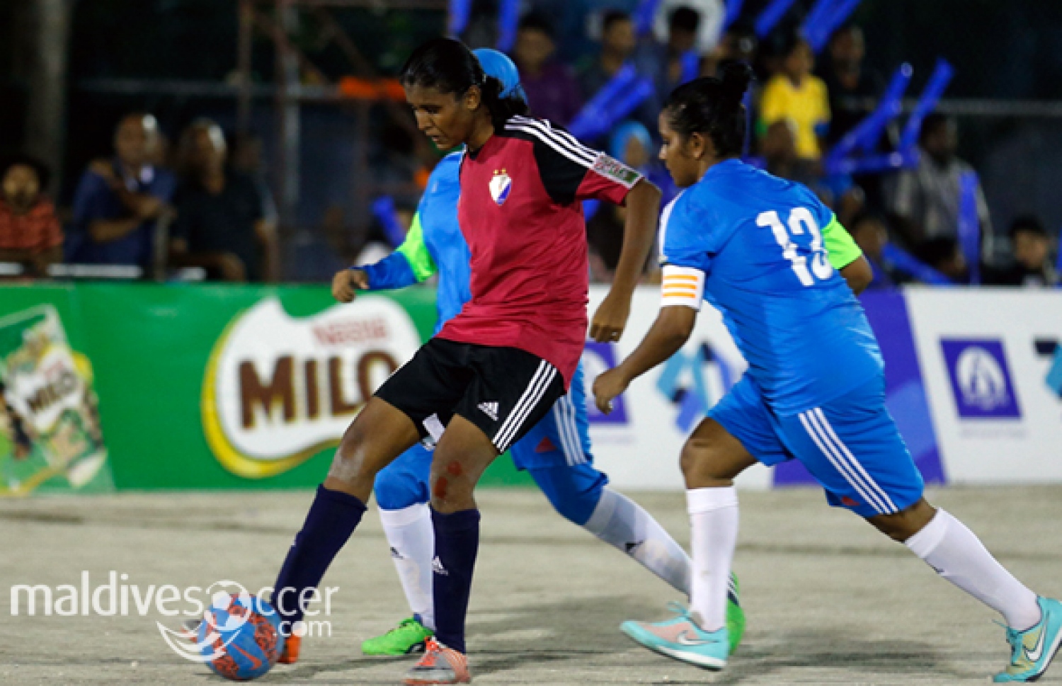 ދިވެހި ސިފައިންގެ ކްލަބުގެ އަންހެން ޓީމު ފުޓްސަލް ކުޅެނީ. --ފޮޓޯ: މޯލްޑިވްސޮކާ