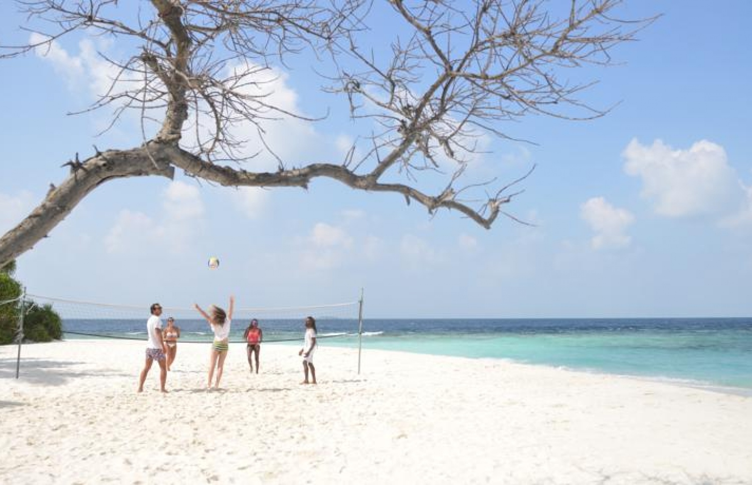 ކުޑަބަނޑޮހުގެ ގޮނޑުދޮށުގައި ޓޫރިސްޓުންގެ ބަޔަކު ވޮލީކުޅެނީ: ކުރިން މިއީ އާންމު ދިވެހިންގެ ރަށެއް