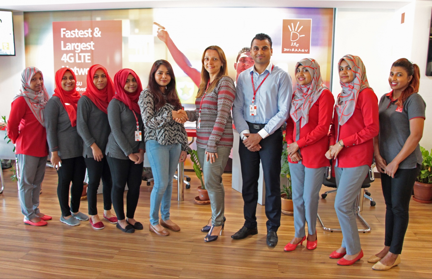 ދިރާގުގެ 500،000 ވަނަ ކަސްޓަމަރަށް ހޮވުނު ލައިޝާއާއެކު ދިރާގުގެ އިސްވެރިން. ފޮޓޯ: ދިރާގު