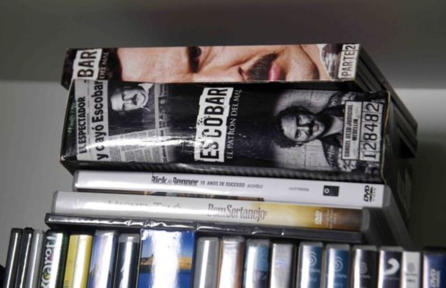 ޖަލުގައި ހުރި ބައެއް ފޮތްތަކާއި ޑީވީޑީ