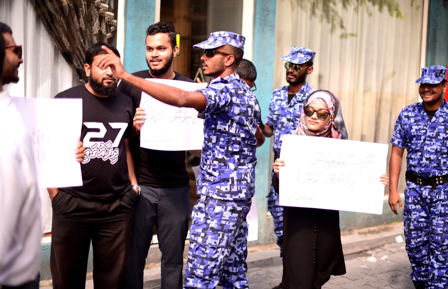 ހިޔާލު ފާޅުކުރުމަށް ހުރަސްއަޅާ ބިލަށް މަޖިލީހުގައި ބަހުސް ކުރާއިރު ނޫސްވެރިންތަކެއް މަޖިލިސް އިދާރާ ކައިރީގައި އިހުތިޖާޖު ކުރަނީ.-- ފޮޓޯ: ހުސެން ޝަޔާހު