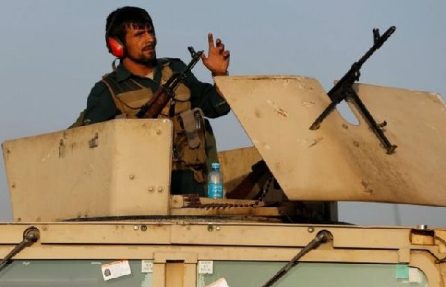 ހަމަލާ ދިން ސަރަހައްދުގައި ފުލުހުން ދަނީ ސަލާމަތީ ފިޔަަވަޅުތައް ބަލަހައްޓަމުން. --ފޮޓޯ:ރޮއިޓާސް