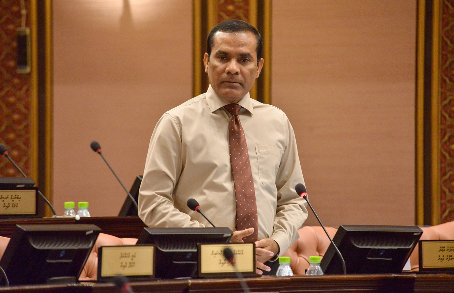 ހިޔާލު ފާޅުކުރުމުގެ މިނިވަންކަން ހުއްޓުވާ ބިލް މަޖިލިހަށް ހުށަހެޅުއްވި މެމްބަރު ޖައުފަރު ދާއޫދު ޖަލްސާއެއްގައި ވާހަކަ ދައްކަވަނީ.---ފޮޓޯ: މަޖިލިސް