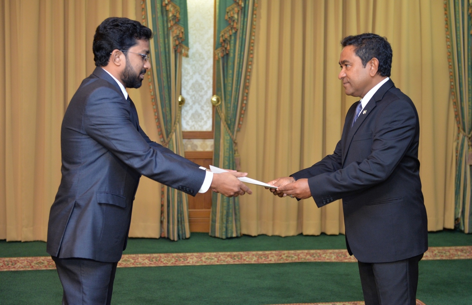 ހޯމް މިނިސްޓަރުކަމުގެ މަގާމުގެ ފަތްކޮޅު ރައީސް ޔާމީން، އަޒްލީން އަށް މިއަދު އަރުވަނީ.---ފޮޓޯ: ރައީސް އޮފީސް