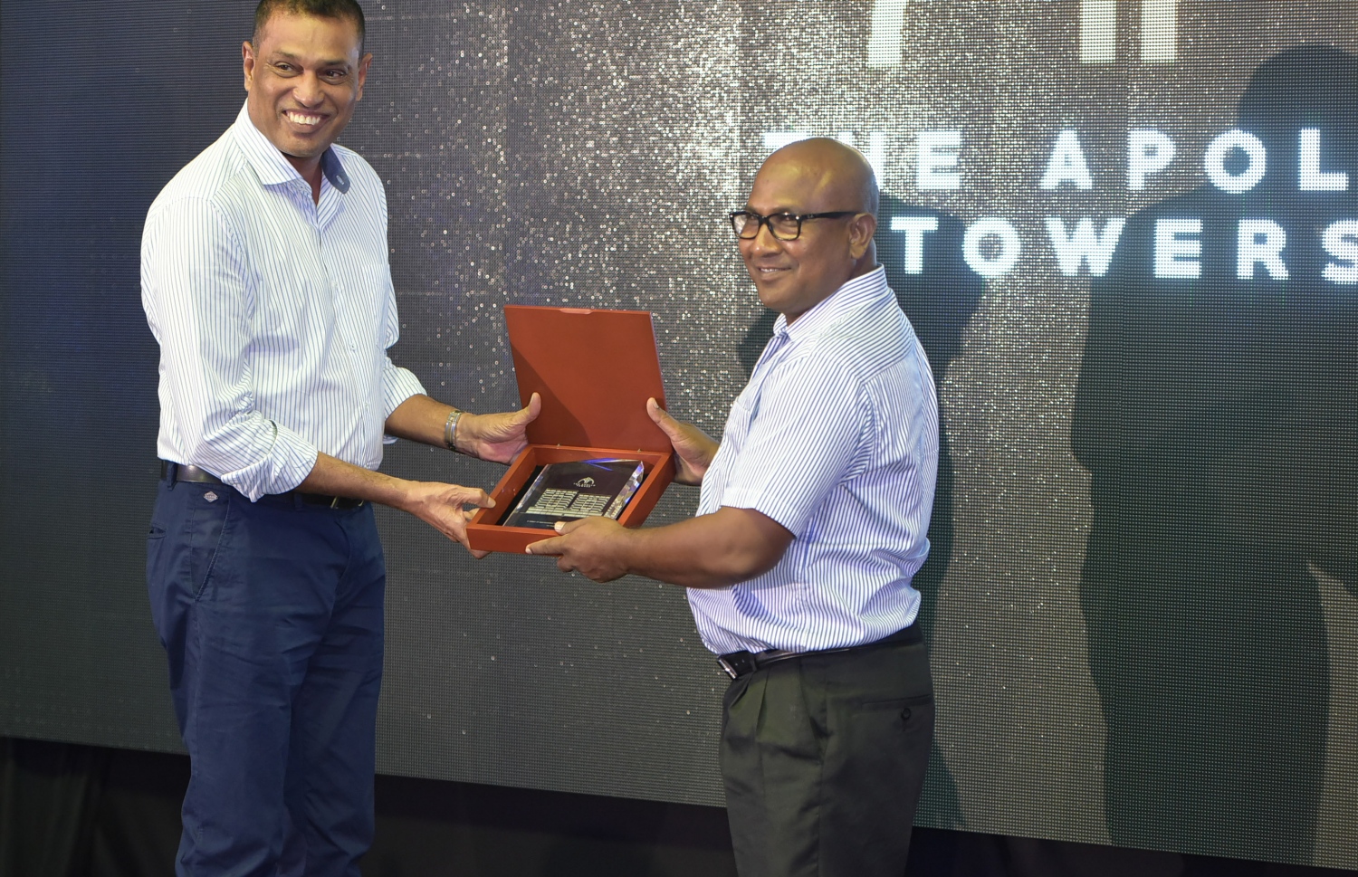 މާލެ: އޮގަސްޓް 1، 2016: ހުޅުމާލޭގެ ހުޅަނގު އުތުރުން ހަދާ ޔޮޓްމެރީނާ ކުރިމަތިން މޫދު ފެންނަ ގޮތަށް، 200 މިލިއަން ރުފިޔާ ހަރަދުކޮށްގެން ހަދާ އެޕޯލޯ ޓަވާސް އިފްތިތާހުކުރުމަށް ބޭއްވި ރަސްމިއްޔާތުގެ ތެރެއިން.-- ފޮޓޯ: މުހައްމަދު ޝަރުހާން/މިހާރު