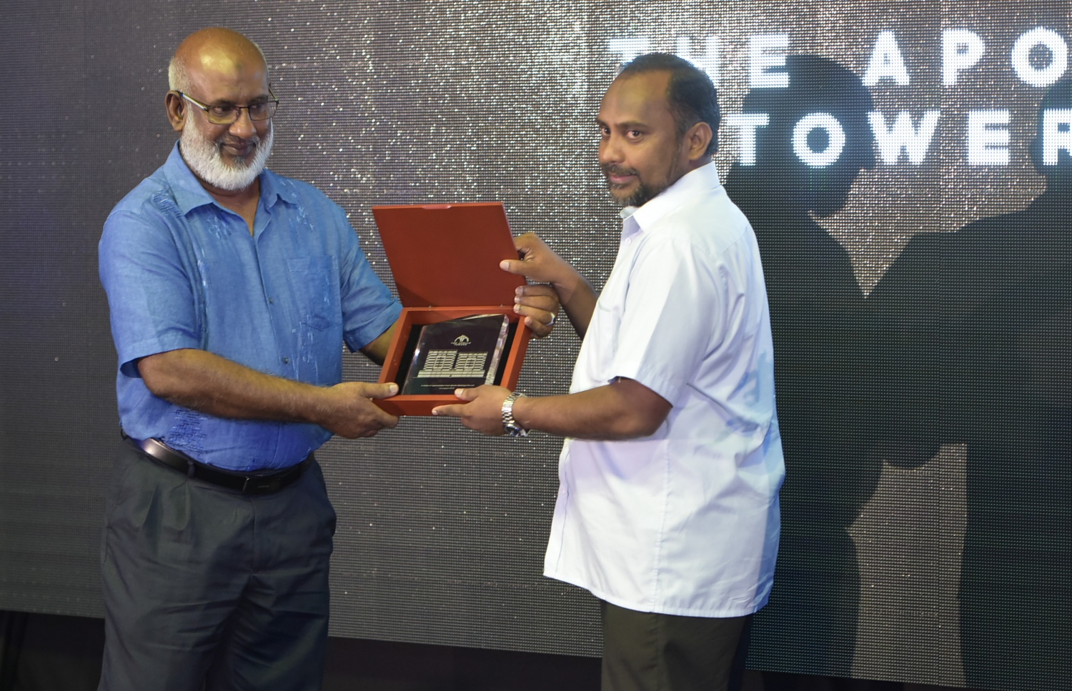 މާލެ: އޮގަސްޓް 1، 2016: ހުޅުމާލޭގެ ހުޅަނގު އުތުރުން ހަދާ ޔޮޓްމެރީނާ ކުރިމަތިން މޫދު ފެންނަ ގޮތަށް، 200 މިލިއަން ރުފިޔާ ހަރަދުކޮށްގެން ހަދާ އެޕޯލޯ ޓަވާސް އިފްތިތާހުކުރުމަށް ބޭއްވި ރަސްމިއްޔާތުގެ ތެރެއިން.-- ފޮޓޯ: މުހައްމަދު ޝަރުހާން/މިހާރު