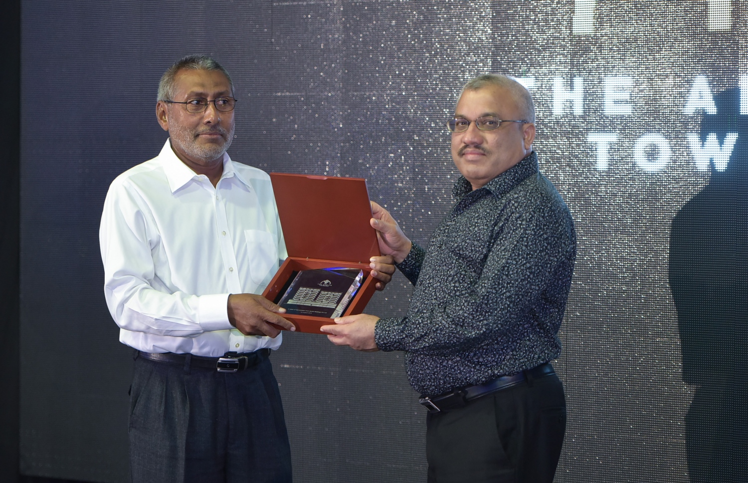 މާލެ: އޮގަސްޓް 1، 2016: ހުޅުމާލޭގެ ހުޅަނގު އުތުރުން ހަދާ ޔޮޓްމެރީނާ ކުރިމަތިން މޫދު ފެންނަ ގޮތަށް، 200 މިލިއަން ރުފިޔާ ހަރަދުކޮށްގެން ހަދާ އެޕޯލޯ ޓަވާސް އިފްތިތާހުކުރުމަށް ބޭއްވި ރަސްމިއްޔާތުގެ ތެރެއިން.-- ފޮޓޯ: މުހައްމަދު ޝަރުހާން/މިހާރު