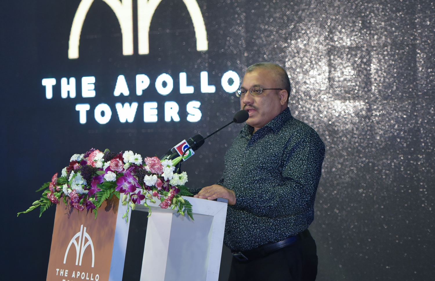 މާލެ: އޮގަސްޓް 1، 2016: ހުޅުމާލޭގެ ހުޅަނގު އުތުރުން ހަދާ ޔޮޓްމެރީނާ ކުރިމަތިން މޫދު ފެންނަ ގޮތަށް، 200 މިލިއަން ރުފިޔާ ހަރަދުކޮށްގެން ހަދާ އެޕޯލޯ ޓަވާސް އިފްތިތާހުކުރުމަށް ބޭއްވި ރަސްމިއްޔާތުގައި ނައިބު ރައީސް ޖިހާދު ވާހަކަ ދައްކަވަނީ.-- ފޮޓޯ: މުހައްމަދު ޝަރުހާން/މިހާރު