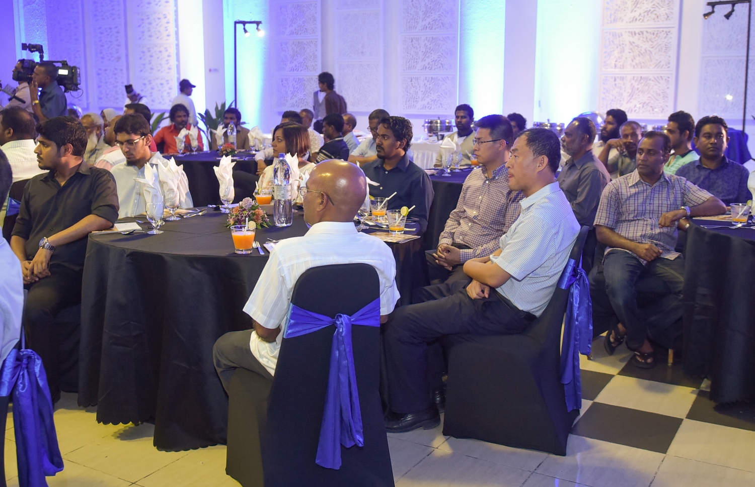 މާލެ: އޮގަސްޓް 1، 2016: ހުޅުމާލޭގެ ހުޅަނގު އުތުރުން ހަދާ ޔޮޓްމެރީނާ ކުރިމަތިން މޫދު ފެންނަ ގޮތަށް، 200 މިލިއަން ރުފިޔާ ހަރަދުކޮށްގެން ހަދާ އެޕޯލޯ ޓަވާސް އިފްތިތާހުކުރުމަށް ބޭއްވި ރަސްމިއްޔާތުގެ ތެރެއިން.-- ފޮޓޯ: މުހައްމަދު ޝަރުހާން/މިހާރު