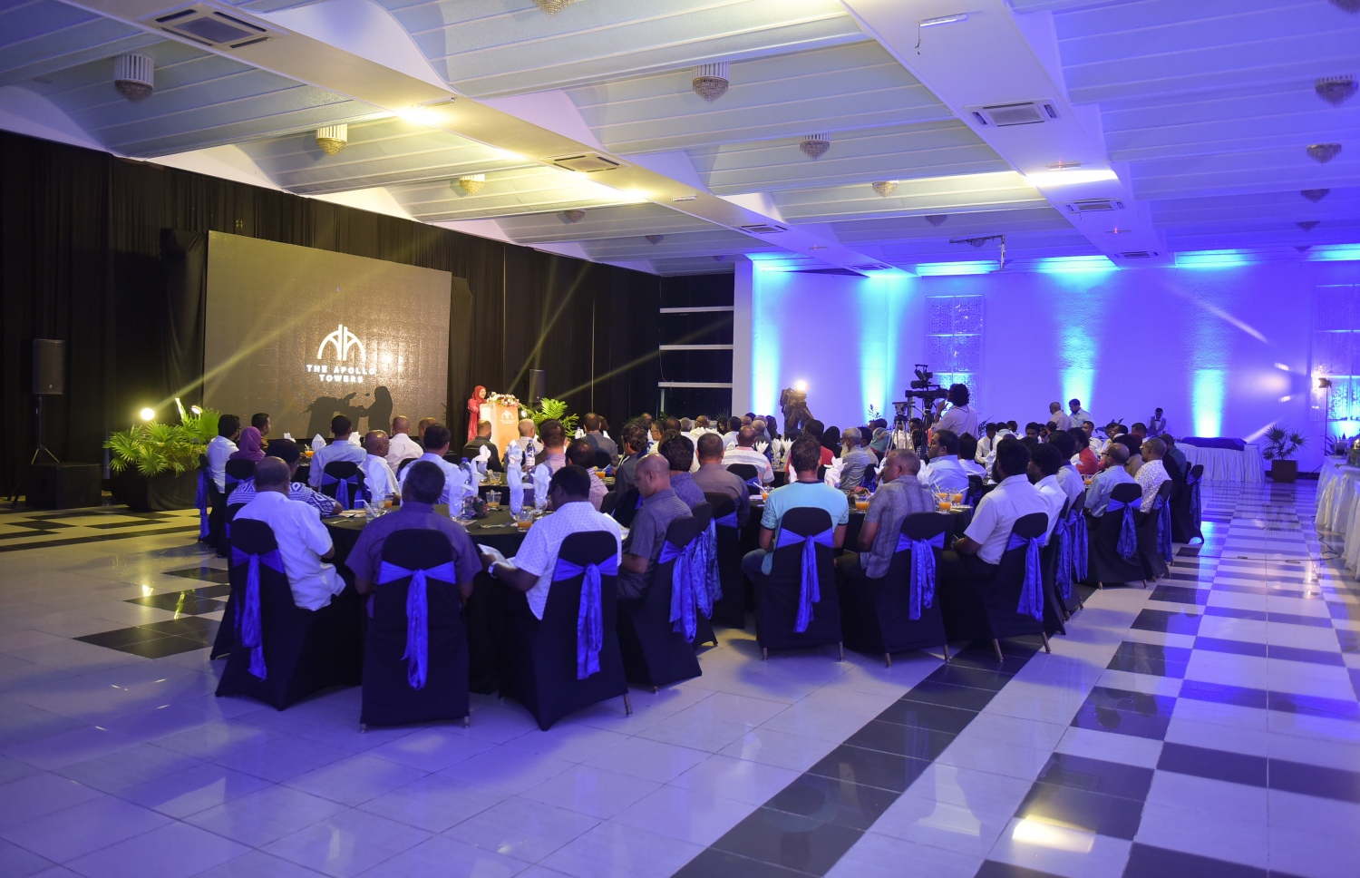 މާލެ: އޮގަސްޓް 1، 2016: ހުޅުމާލޭގެ ހުޅަނގު އުތުރުން ހަދާ ޔޮޓްމެރީނާ ކުރިމަތިން މޫދު ފެންނަ ގޮތަށް، 200 މިލިއަން ރުފިޔާ ހަރަދުކޮށްގެން ހަދާ އެޕޯލޯ ޓަވާސް އިފްތިތާހުކުރުމަށް ބޭއްވި ރަސްމިއްޔާތުގެ ތެރެއިން.-- ފޮޓޯ: މުހައްމަދު ޝަރުހާން/މިހާރު