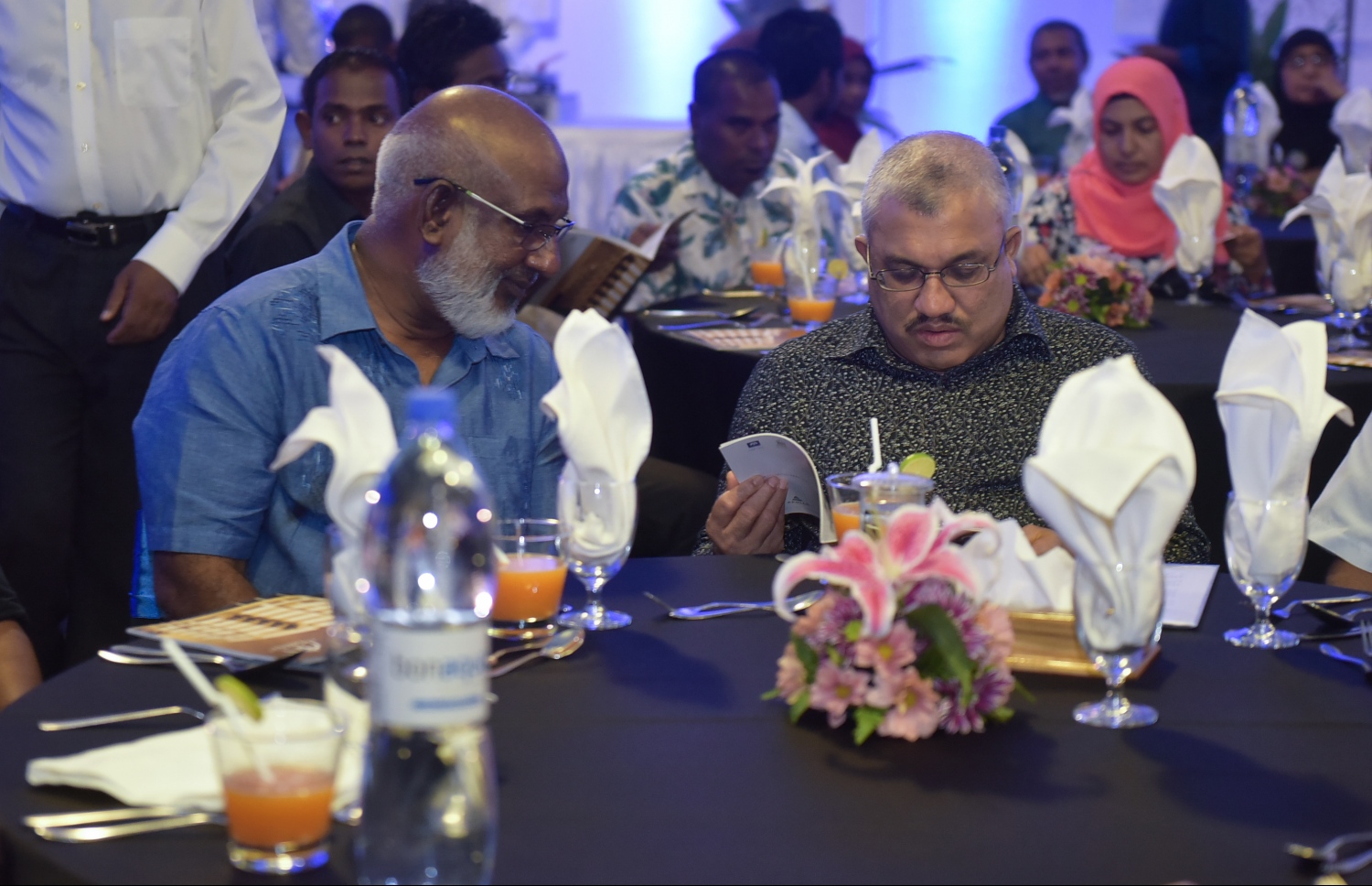 މާލެ: އޮގަސްޓް 1، 2016: ހުޅުމާލޭގެ ހުޅަނގު އުތުރުން ހަދާ ޔޮޓްމެރީނާ ކުރިމަތިން މޫދު ފެންނަ ގޮތަށް، 200 މިލިއަން ރުފިޔާ ހަރަދުކޮށްގެން ހަދާ އެޕޯލޯ ޓަވާސް އިފްތިތާހުކުރުމަށް ބޭއްވި ރަސްމިއްޔާތުގައި ނައިބު ރައީސް ޖިހާދު ބައިވެރިވެ ވަޑައިގަންނަވަނީ.-- ފޮޓޯ: މުހައްމަދު ޝަރުހާން/މިހާރު