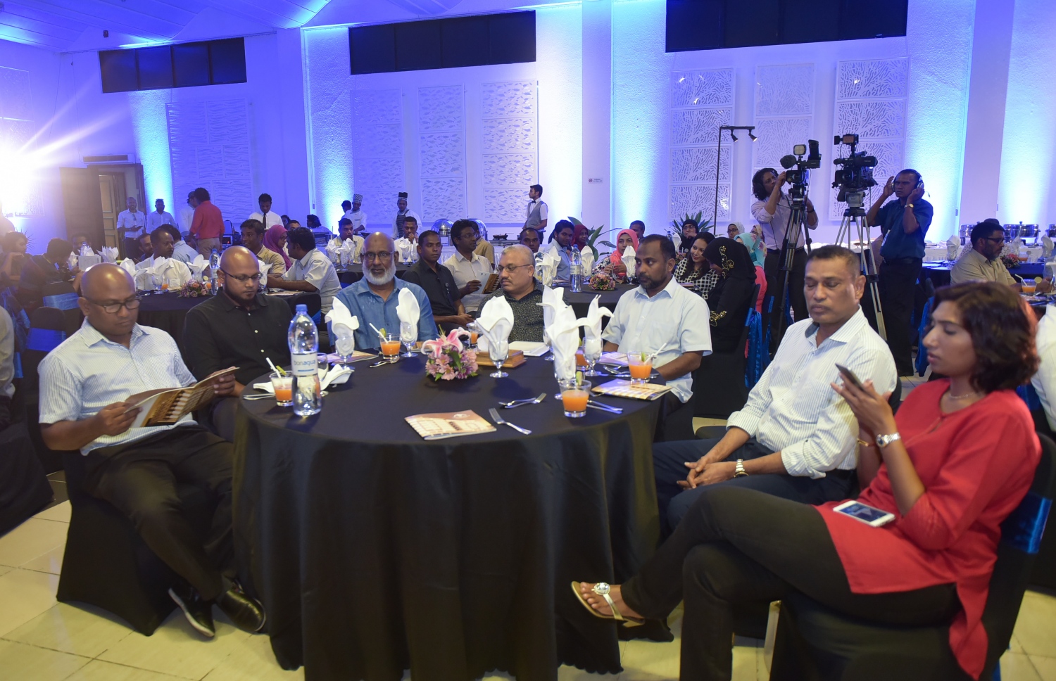 މާލެ: އޮގަސްޓް 1، 2016: ހުޅުމާލޭގެ ހުޅަނގު އުތުރުން ހަދާ ޔޮޓްމެރީނާ ކުރިމަތިން މޫދު ފެންނަ ގޮތަށް، 200 މިލިއަން ރުފިޔާ ހަރަދުކޮށްގެން ހަދާ އެޕޯލޯ ޓަވާސް އިފްތިތާހުކުރުމަށް ބޭއްވި ރަސްމިއްޔާތުގެ ތެރެއިން.-- ފޮޓޯ: މުހައްމަދު ޝަރުހާން/މިހާރު