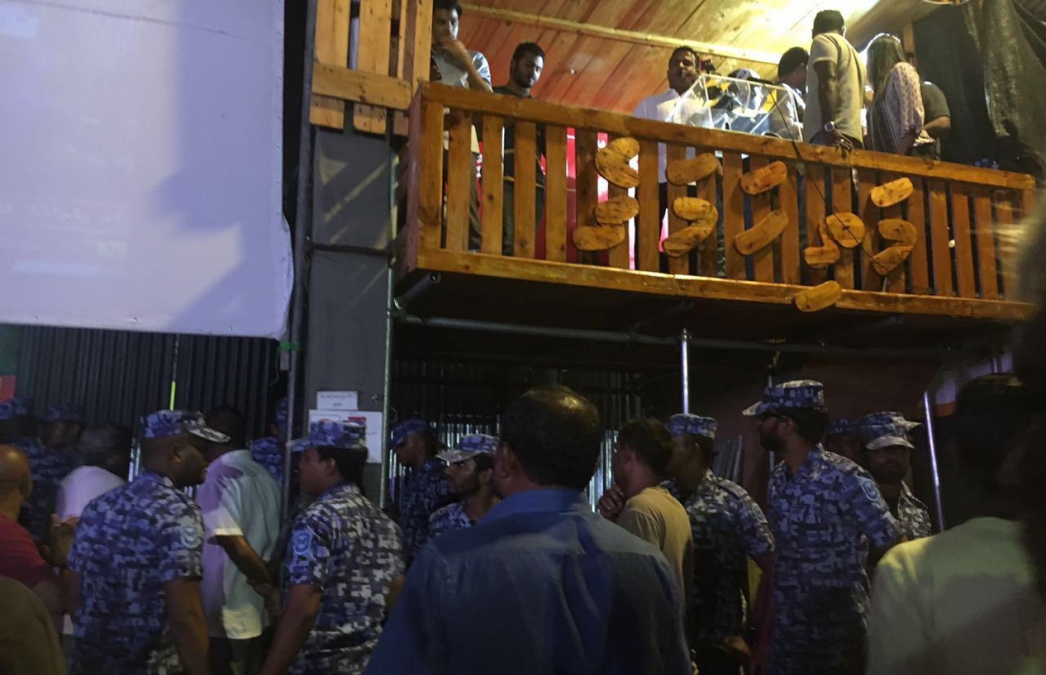 ފުލުހުން އެމްޑީޕީ ހަރުގޭގައި: އާއްމުންނަށް އުނދަގޫވާ ގޮތަށް އިދިކޮޅު ސިޔާސީ ހަރަކާތް ހިންގަން ޖާގަ ނުދެވޭނެ ކަމަށް ވިދާޅުވި.