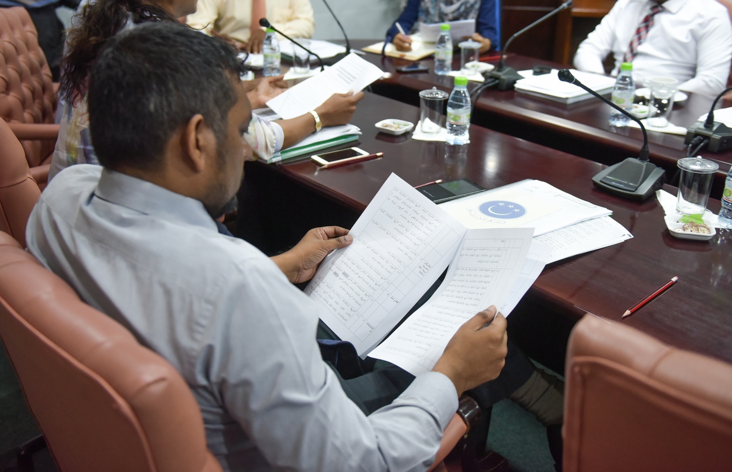 އަބުރުގެ ބިލު ދިރާސާ ކުރުމަށް އެކުލަވާލި ކޮމެޓީގައި މެމްބަރުންތަކެއް. މި ބިލު ދިރާސާ ކުރުމުގެ މަސައްކަތް ވަނީ ފަށާފައި. - މުހައްމަދު ޝަރުހާން/ މިހާރު