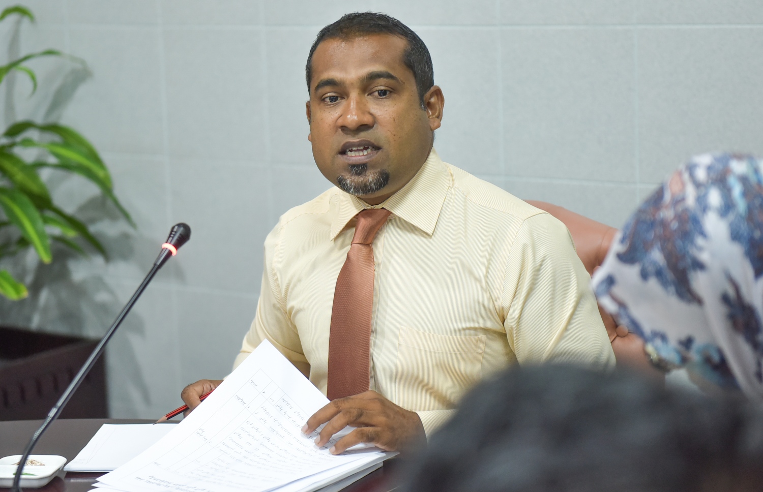 ހިޔާލު ފާޅުކުރުމުގެ މިނިވަންކަން ހުއްޓުވާ ބިލު ދިރާސާ ކުރުމަށް އެކުލަވައިލި ވަގުތީ ކޮމެޓީގެ މުގައްރިރު އަދި ނިލަންދޫ ދާއިރާގެ މެމްބަރު އިބްރާހިމް ހަލީލް އެ ކޮމިޓީގެ ބައްދަލުވުމެއްގައި ވާހަކަ ދައްކަވަނީ.--- ފޮޓޯ: މުހައްމަދު ޝަރުހާން/ މިހާރު