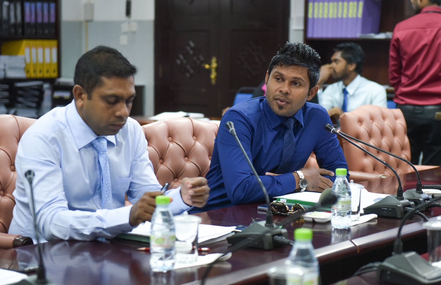 އަބުރުގެ ބިލު ދިރާސާ ކުރާ ކޮމެޓީގެ ދެ މެމްބަރުން ކަމަށްވާ ގެމަނަފުށީ ދާއިރާގެ މެމްބަރު ޖަމީލް އުސްމާނާއި ފަރެސްމާތޮޑާ ދާއިރާގެ މެމްބަރު ހުސެއިން މުހައްމަދު ލަތީފް. ފޮޓޯ: މުހައްމަދު ޝަރުހާން/ މިހާރު