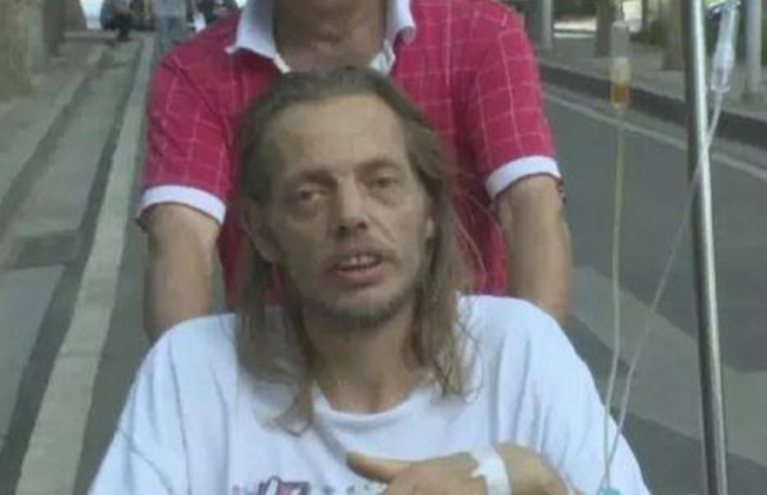 އެއާޕޯޓުގައި 10 ދުވަސް ހޭދަކުރުމުން ހާލު ދެރަވުމުން ޕީޓާ ކިރްކު ވަނީ ފަރުވާ ދިނުމަށް ހޮސްޕިޓަލަށް ގެންގޮސްފައި.