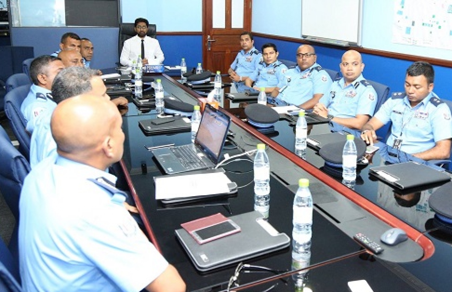 ހޯމް މިނިސްޓަރު އަޒްލީން ފުލުހުންގެ އެގްޒެކެޓިވް ބޯޑާ ބައްދަލުކުރައްވަނީ. --ފައިލް ފޮޓޯ: ޕޮލިސް