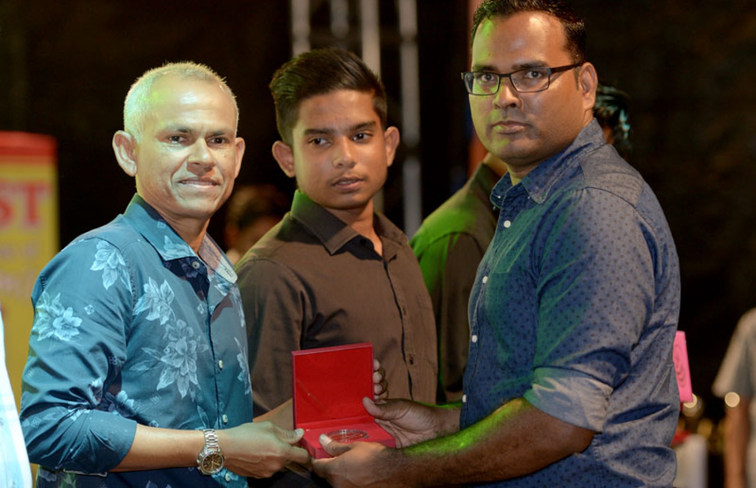 ކްރިކެޓްގެ އެވޯޑް ހަފްލާއެއްގެ ތެރެއިން ފައިސަލް.-- ފޮޓޯ: ކްރިކެޓް ބޯޑް އޮފް މޯލްޑިވްސް