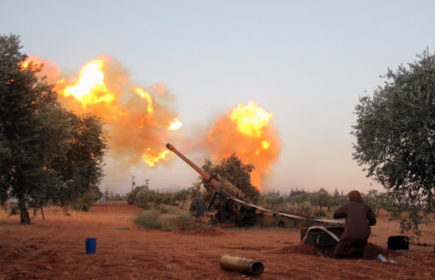 ސީރިއާގެ ހަލަބު ސިޓީގެ ދެކުނުގައި ސަރުކާރާ ދެކޮޅު ސިފައިން ހަމަލާ ދެނީ. --ފޮޓޯ:އޭއެފްޕީ