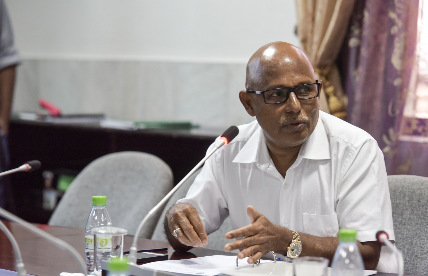 މަޖިލިހުގެ ކޮމެޓީއެއްގައި ނާޝިދު ވާހަކަ ދައްކަވަނީ: ފ. އަތޮޅުގެ މަޝްރޫއާ ގުޅޭ ގޮތުން މާލިއްޔަތު ކޮމެޓީގައި އިއްޔެ އޭނާ ދެއްކެވި ވާހަކަތަކަށް އަންނަ ފާޑުކިޔުންތަކަށް މިއަދު ރައްދު ދެއްވި.---މިހާރު ފައިލް ފޮޓޯ