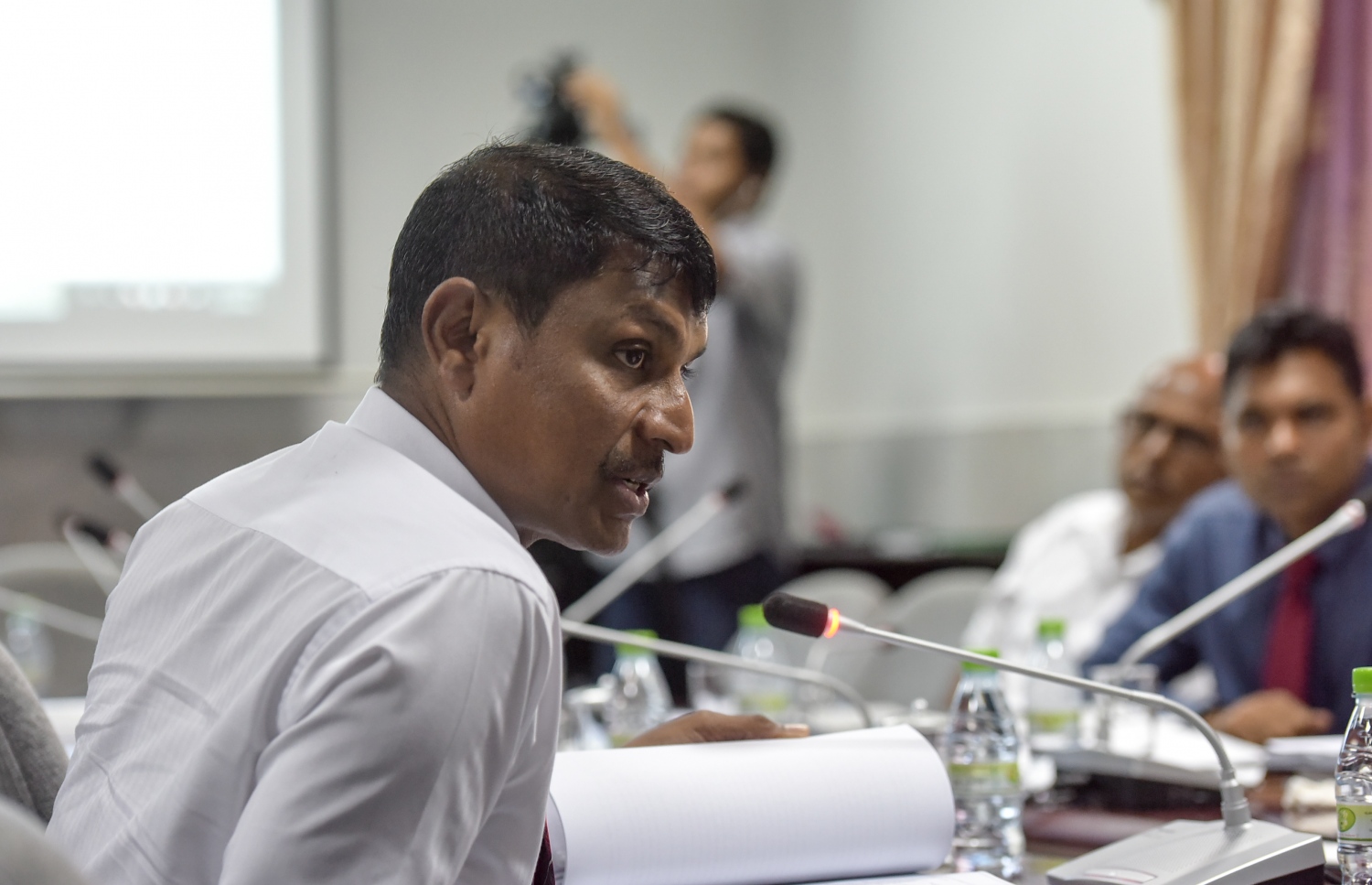 މަޖިލީހުގެ މާލިއްޔަތު ކޮމިޓީގައި ވިލުފުށީ ދާއިރާގެ މެމްބަރު ރިޔާޒް ވާހަކަދައްކަވަނީ: އޭނާ ވެސް ވިޕާ ހިލާފުވެފައިވާ ކަމުގެ ޝަކުވާ ވަނީ ބޮޑުވެފައި.--- ފޮޓޯ: ނިޝާން އަލީ /މިހާރު