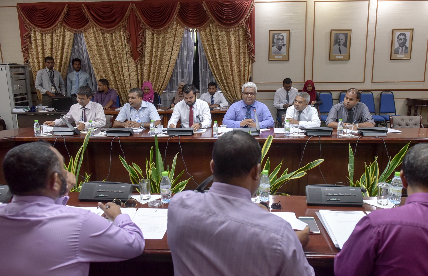 އަބުރުގެ ބިލު ދިރާސާ ކުރާ ކޮމެޓީގެ މިއަދުގެ ބައްދަލުވުމުގައި މަޖިލިސް މެމްބަރުންނާއި މީޑިއާ ކައުންސިލްގެ މެމްބަރުން. ފޮޓޯ: ނިޝާން އަލީ/ މިހާރު