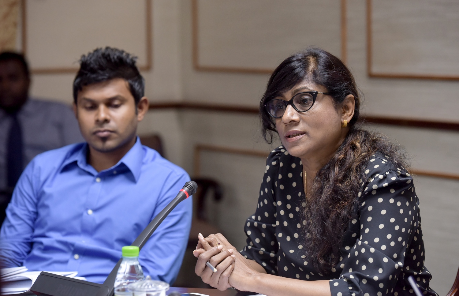 އަބުރުގެ ބިލު ދިރާސާ ކުރާ ކޮމެޓީގެ މެމްބަރު މާރިޔާ އެ ކޮމިޓީގައި މިއަދު ވާހަކަ ދައްކަވަނީ: ޖޫރިމަނާގެ އަދަދު ބޮޑުކަމާއި އިސްތިއުނާފް ކުރެވޭ ހާލަތް ހަނިކޮށްފައި އޮތުމުން ބައެއް މެމްބަރުން ކަންބޮޑުވުން ފާޅުކުރެއްވި. - ފޮޓޯ: ނިޝާން އަލީ/ މިހާރު