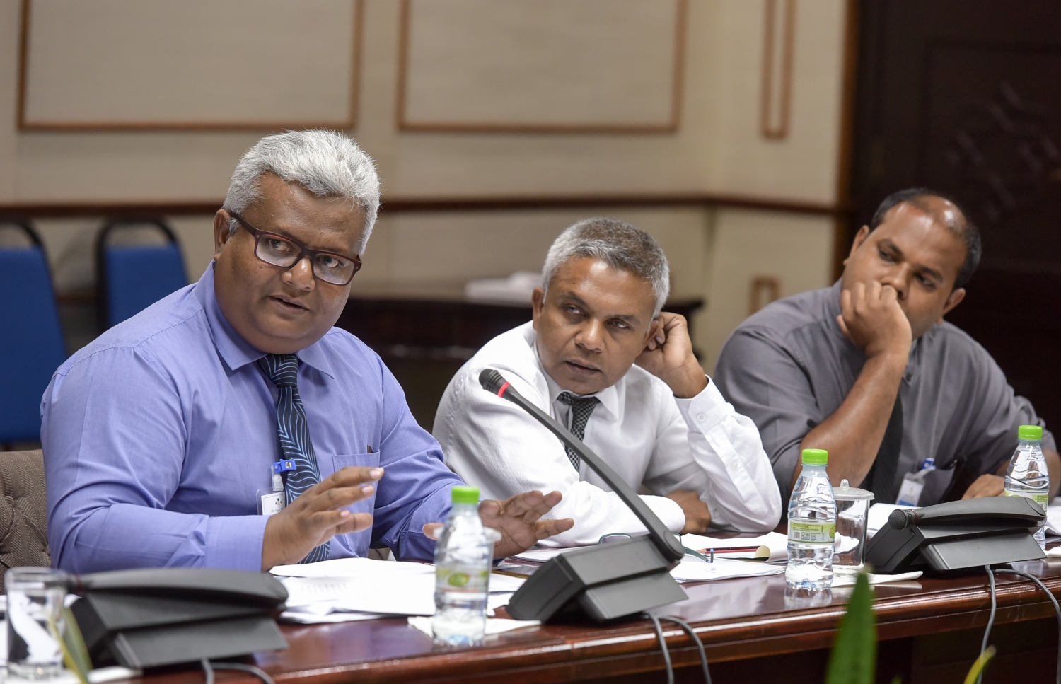 ހިޔާލު ފާޅުކުރުމުގެ މިނިވަންކަން ހުއްޓުވާ ބިލް ދިރާސާ ކުރާ ވަގުތީ ކޮމެޓީގައި މީޑިއާ ކައުންސިލްގެ ރައީސް އާސިފް (ވ) ވާހަކަ ދައްކަވަނީ: ބިލު އޮތް ގޮތަށް ފާސްނުކޮށް ބޮޑެތި ބަދަލުތަކެއް ގެނައުމަށް މީޑިއާ ކައުންސިލުން ގޮވައިލި. -- ފޮޓޯ: ނިޝާން އަލީ/ މިހާރު