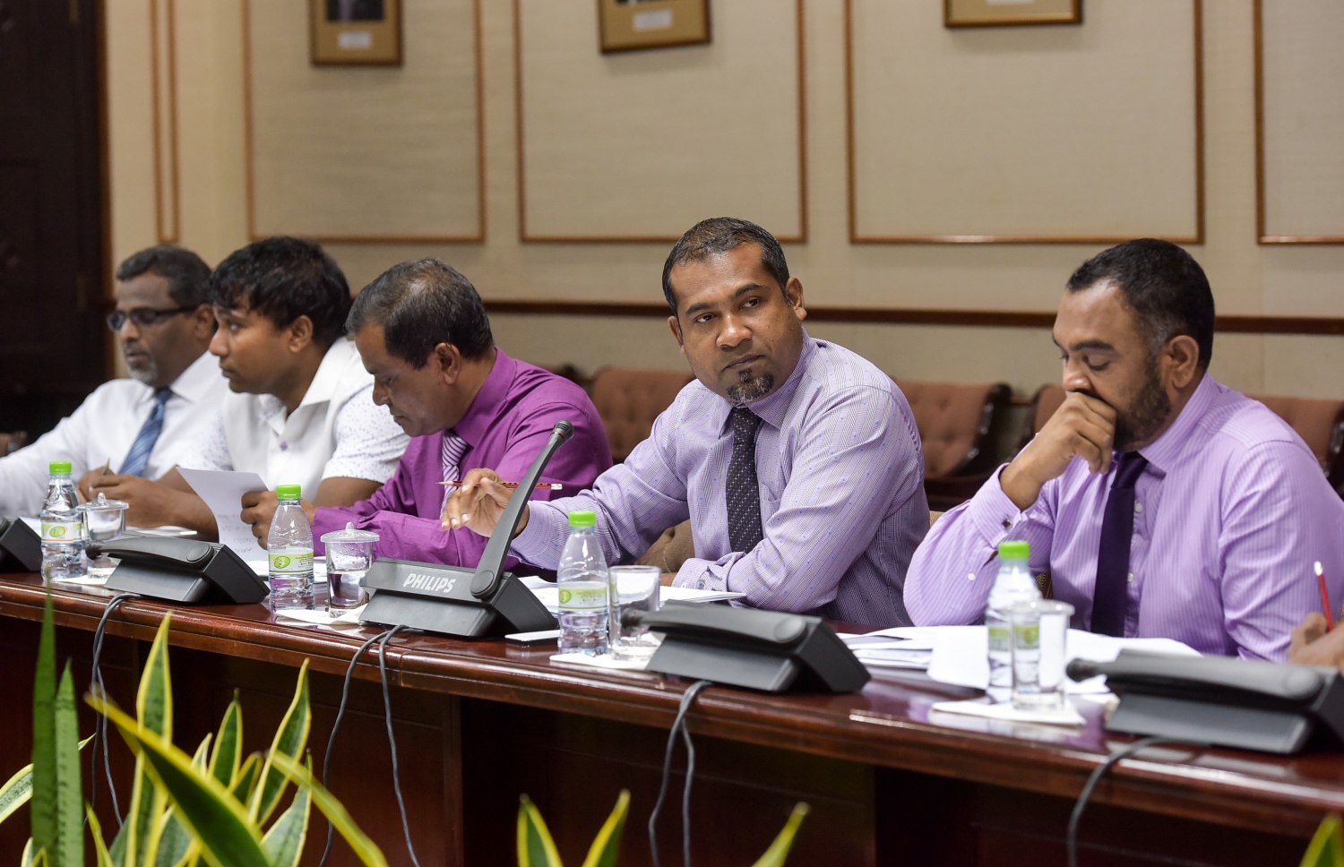 އަބުރުގެ ބިލު ދިރާސާ ކުރާ ކޮމެޓީގެ މެމްބަރުން. ކޮމެޓީން ވަނީ އާންމުންގެ ހިޔާލުތައް ބަލައިނުގަތުމަށް ނިންމާފައި. ފޮޓޯ: ނިޝާން އަލީ /މިހާރު