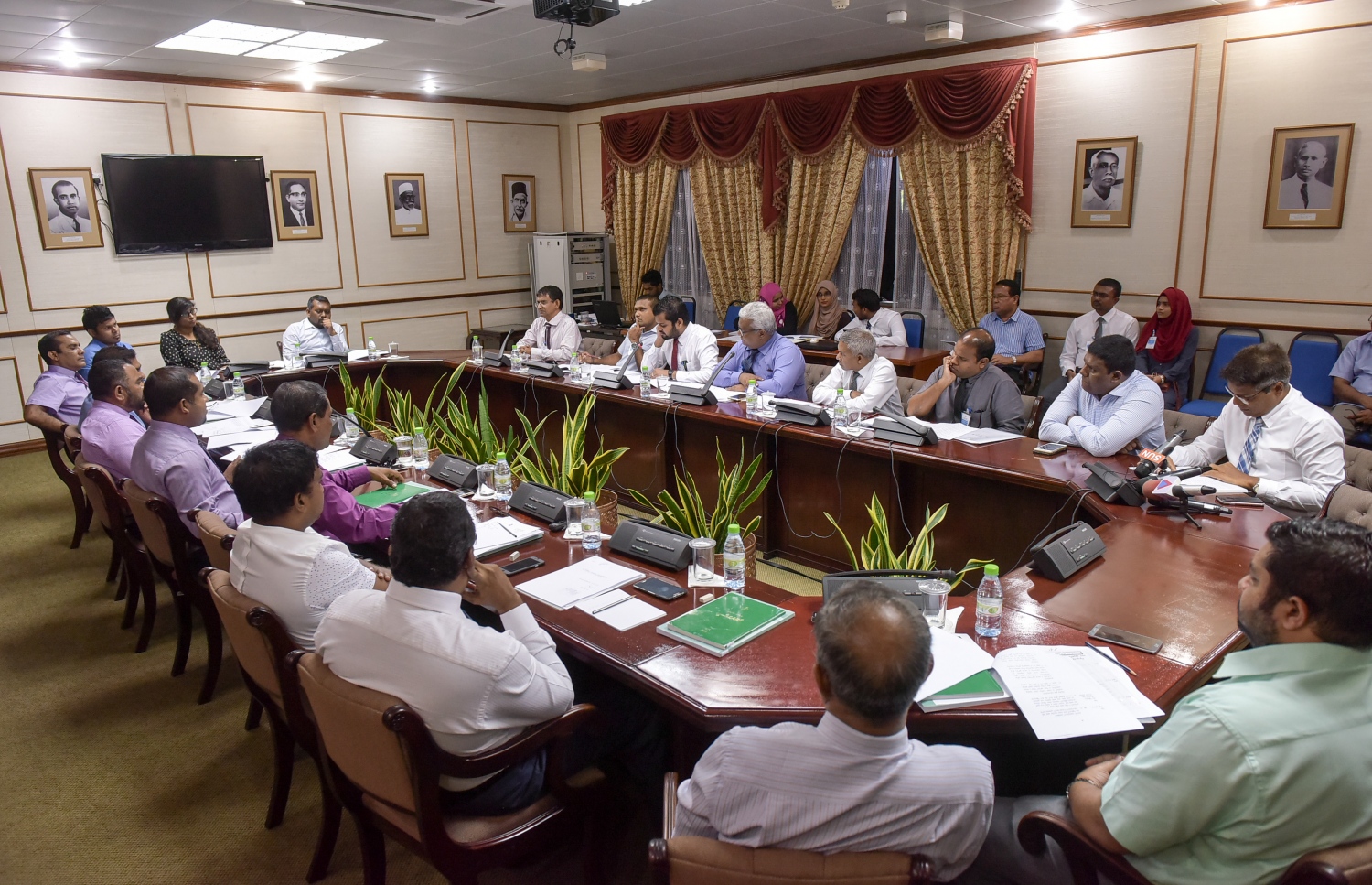 އަބުރުގެ ބިލު ދިރާސާ ކުރުމަށް އެކުލަވާލި ކޮމެޓީން، މީޑިއާ ކައުންސިލާ މިއަދު ބައްދަލުކުރަނީ: މި ބައްދަލުވުމުގައި މީޑިއާ ކައުންސިލުން ވަނީ ބިލަށް ގިނަ އިސްލާހުތަކެއް ހުށަހެޅުމުގެ މުހިންމުކަން ފާހަގަކޮށްފައި.---ފޮޓޯ: ނިޝާން އަލީ/ މިހާރު