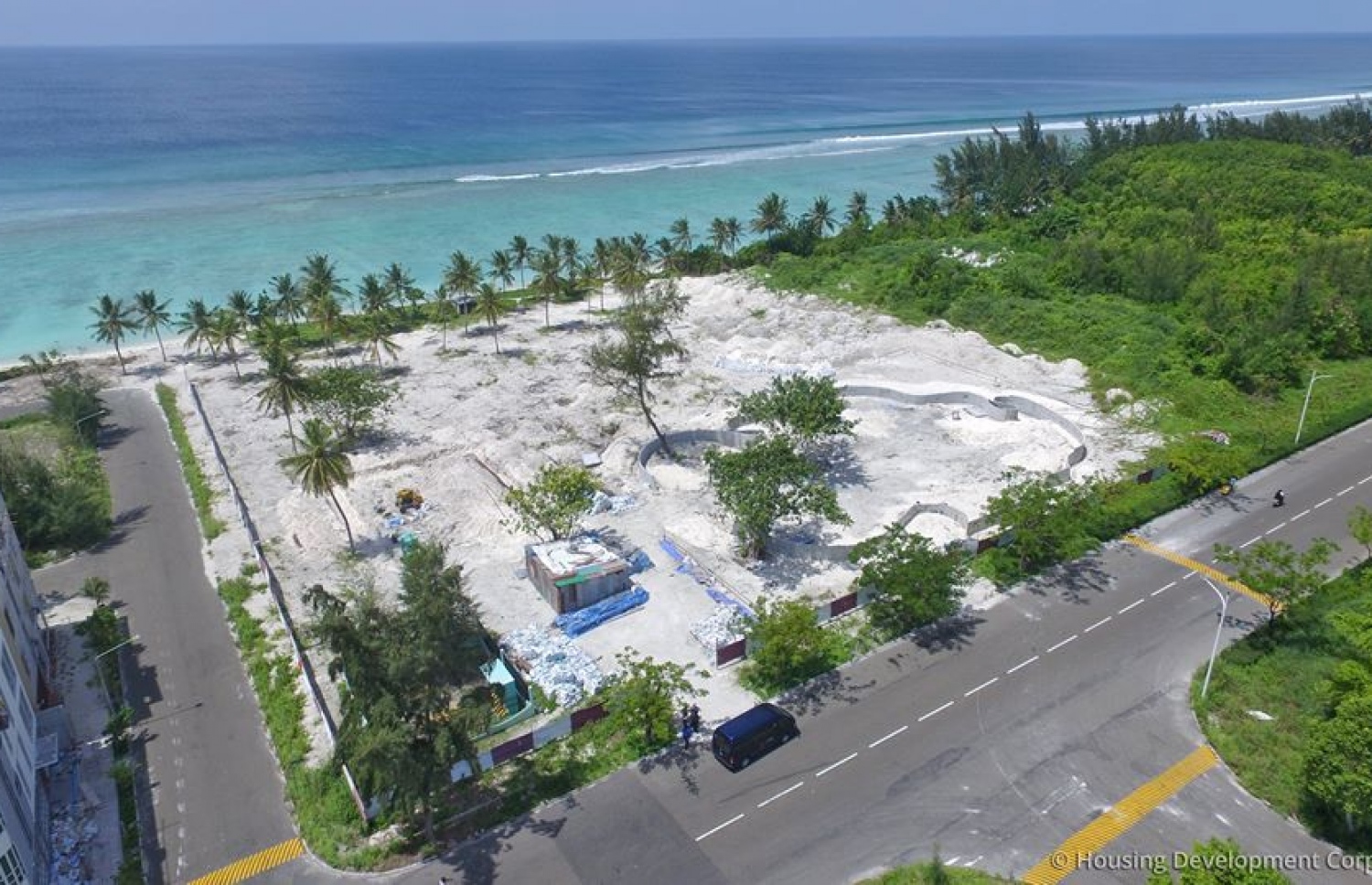 ހުޅުމާލޭ މަތިން ނަގާފައިވާ ފޮޓޯއެއް: ގެދޮރުވެރިކަމުގެ މަޝްރޫއުގެ ފުރަތަމަ ފިޔަވައްސަށް ހާއްސަކޮށްގެން 1،100 ފްލެޓް އަޅަމުން އަންނަ ކަމަށް ހައުސިން މިނިސްޓްރީން ވަނީ ބުނެފައި. --ފޮޓޯ:އެޗްޑީސީ