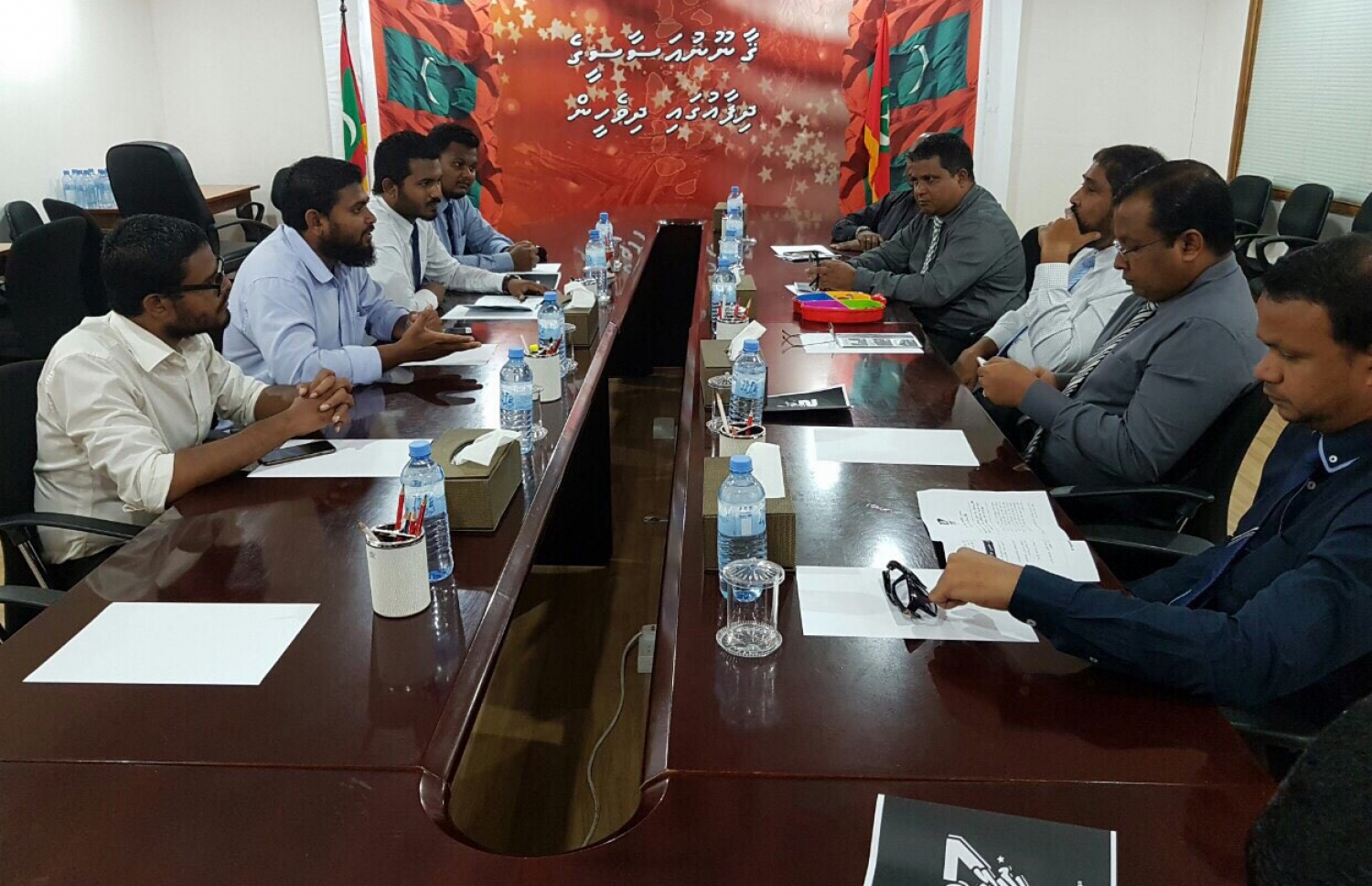 ޖުމްހޫރީ ޕާޓީގެ ލީޑަރު އަދި މާމިގިލީ ދާއިރާގެ މެމްބަރު ގާސިމާއި ޖޭޕީގެ ޕާލިމެންޓްރީ ގްރޫޕުން "27ގެ ދިފާއުގައި" ހަރަކާތުގެ އިސް ފަރާތްތަކާ ބައްދަލުކުރަނީ: ގާސިމް ވިދާޅުވަނީ އަބުރުގެ ބިލަކީ ކޮރަޕްޝަން ހިންގަން ހުޅުވައިލާ ދޮރެއް ކަމަށް.