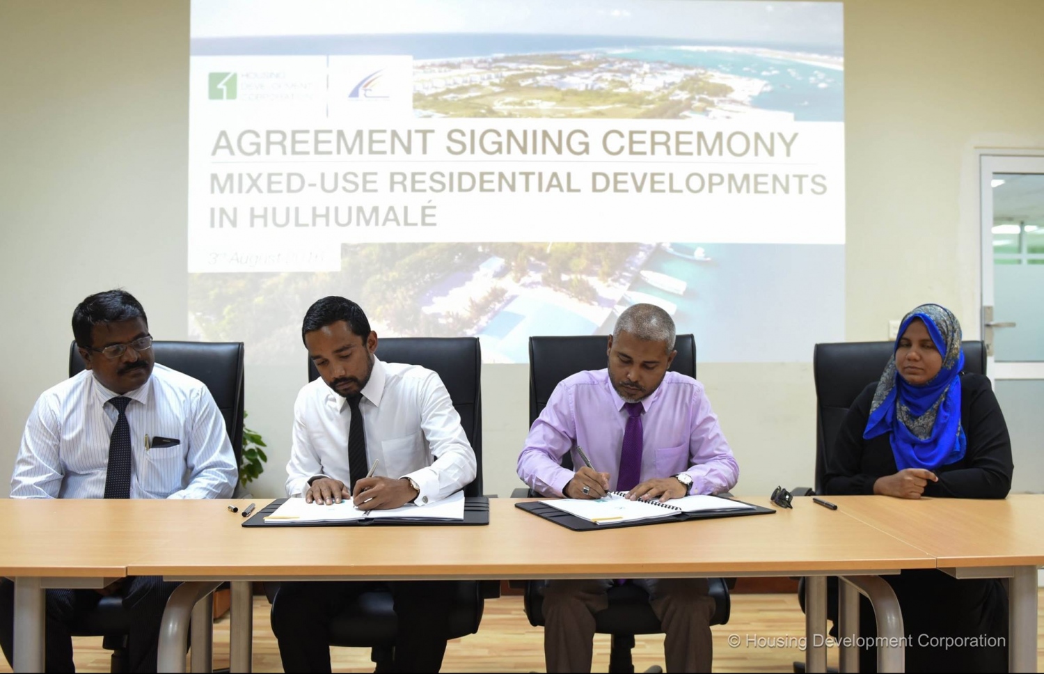 ހުޅުމާލޭގައި މިކްސްޑް ޔޫޒް ރެސިޑެންޝަލް އެޕާޓްމަންޓް ހެދުމުގެ އެއްބަސްވުމުގައި އެޗްޑީސީގެ އެމްޑީ ސައިމަން (ކ) އަދި ރެއިންބޯގެ ޑިރެކްޓަރު މާޒިން ސޮއިކުރައްވަނީ. ފޮޓޯ: އެޗްޑީސީ