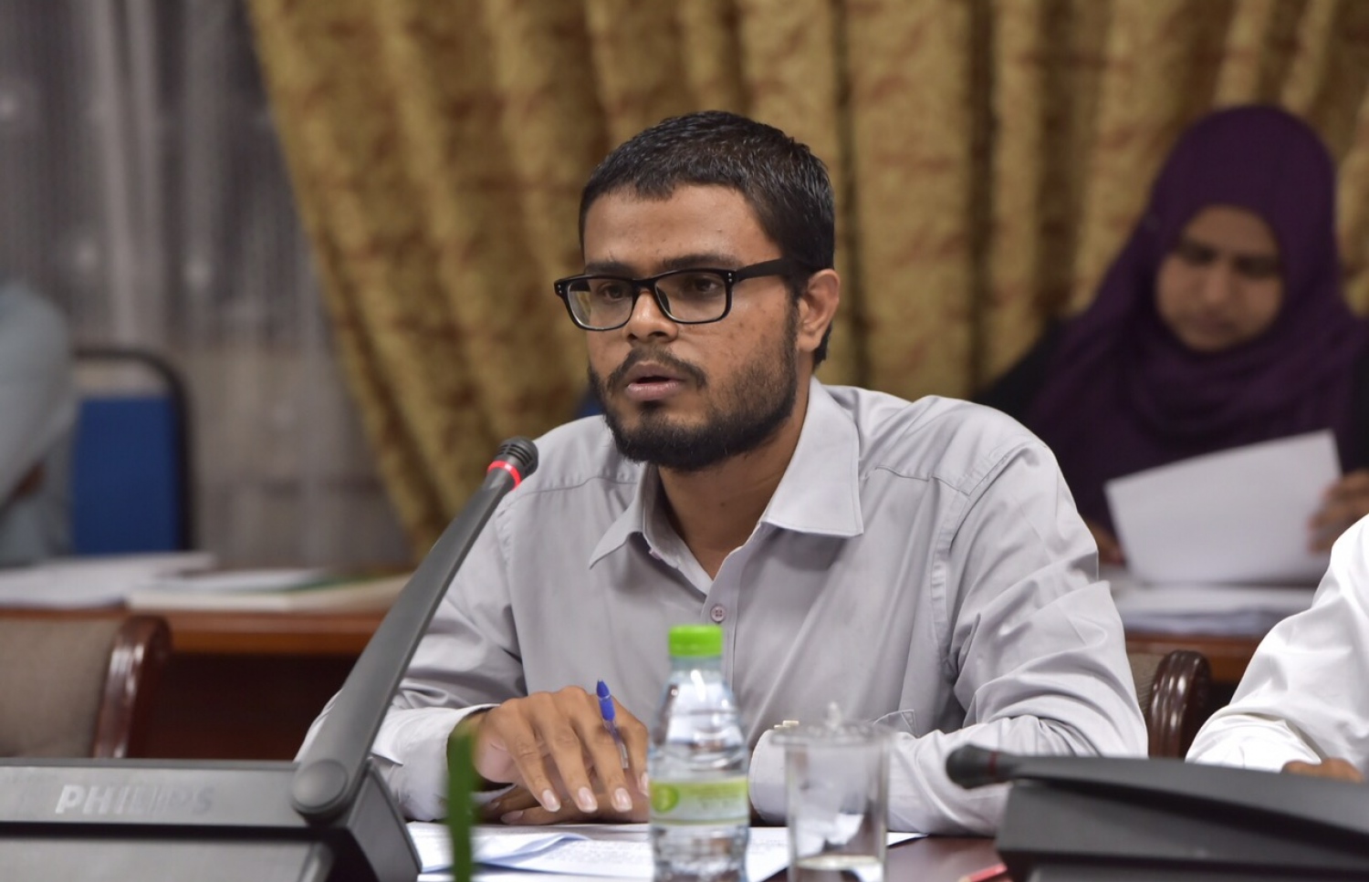 "މިހާރު" ނޫހުގެ އެސިސްޓެންޓް އެޑިޓަރު އަލީ ނާފިޒު ކޮމެޓީގައި މިރޭ ވާހަކަ ދައްކަވަނީ: ބޭރު ދުނިޔޭގެ ގައުމުތަކުގައި އަބުރާ ބެހުން މަދަނީ ކުށަކަށް ބަދަލުކުރަމުން އަންނަ ކަމަށް އޭނާ ވިދާޅުވި. - ފޮޓޯ: މުހައްމަދު ޝަރުހާން/ މިހާރު