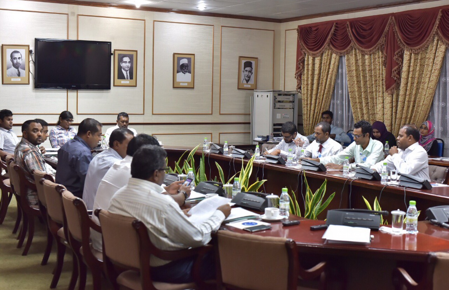 އަބުރުގެ ބިލު ދިރާސާ ކުރާ ކޮމެޓީގެ މިރޭގެ ބައްދަލުވުމުގައި "މިހާރު" ނޫހުގެ އިސް ބޭފުޅުން ބައިވެރިވެވަޑައިގަންނަވަނީ. ބިލުގައި ހުރި ކަންބޮޑުވުންތައް ވަނީ މެމްބަރުންގެ ސަމާލު ކަމަށް ގެނެސްފައި. ފޮޓޯ: މުހައްމަދު ޝަރުހާން/ މިހާރު