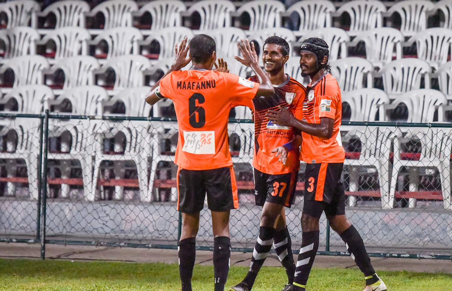 ބީޖީ ކޮޅަށް ލަނޑު ޖެހުމަށް ފަހު އީގަލްސްގެ ކުޅުންތެރިން އުފާފާޅުކުރަނީ.-- ފޮޓޯ: ނިޝާން އަލީ / މިހާރު