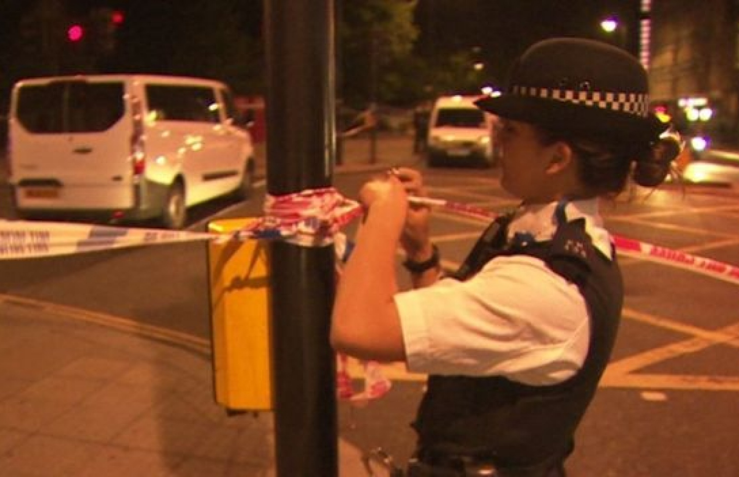 ލަންޑަނުގައި ވަޅީގެ ހަމަލާ ދިން ސަރަހައްދު ފުލުހުން ބަންދު ކުރަނީ. --ފޮޓޯ:އޭއެފްޕީ