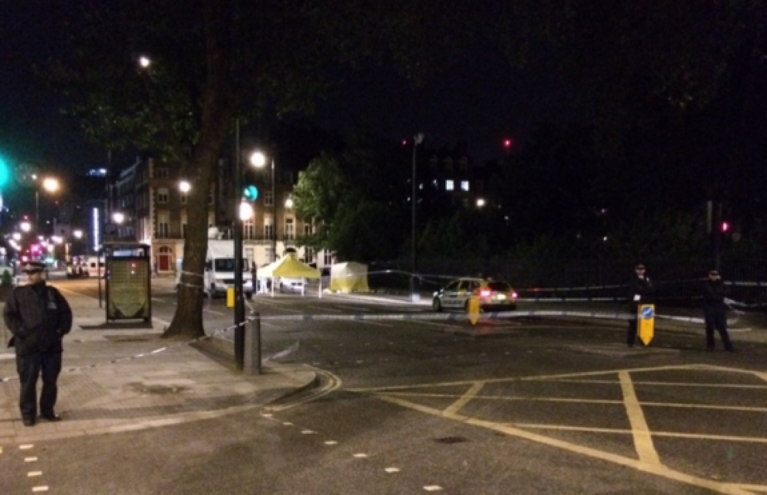 ލަންޑަނުގައި ވަޅީގެ ހަމަލާ ދިން ސަރަހައްދުގައި ފޮރެންސިކް ޓީމުން ޓެންޓްތައް ގާއިމްކޮށް ތަހުގީގު ކުރަނީ --ފޮޓޯ:ބީބީސީ